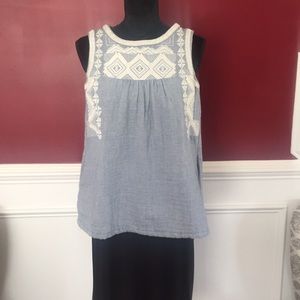3/$18 🎉 Embroidered tank top